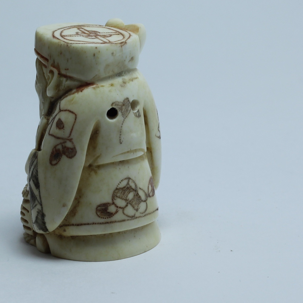 Нэцкэ Дзюродзин с посохом и большой корзиной рыбы