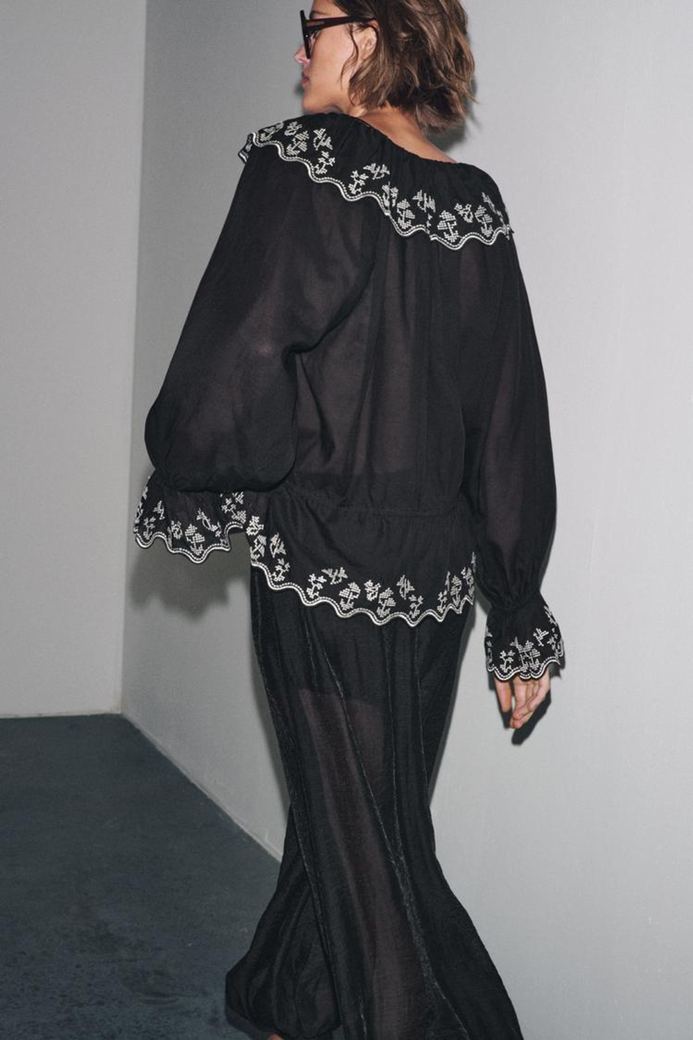 ZARA БЛУЗА С ВЫШИВКОЙ И РЮШАМИ ZW COLLECTION, ЧЕРНЫЙ