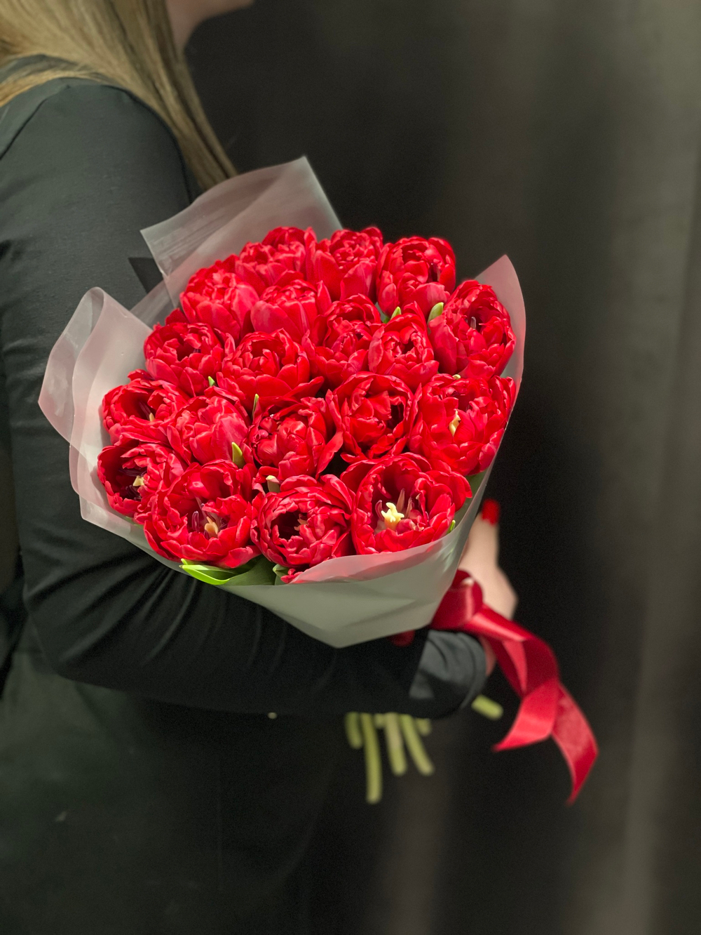 19 красных пионовидных тюльпанов