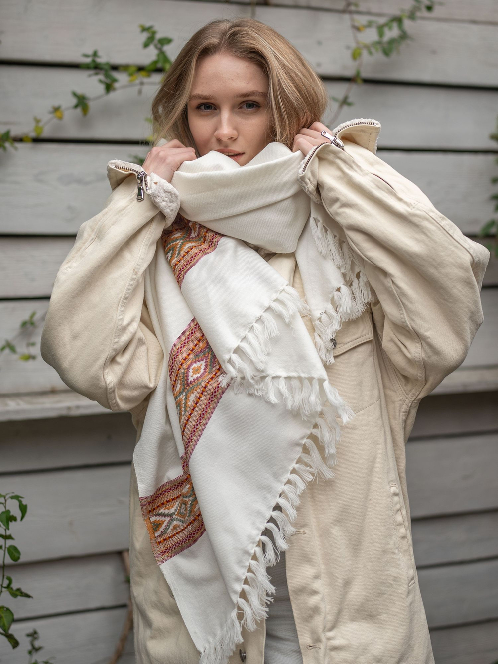 Шерстяной палантин с вышивкой (белый)