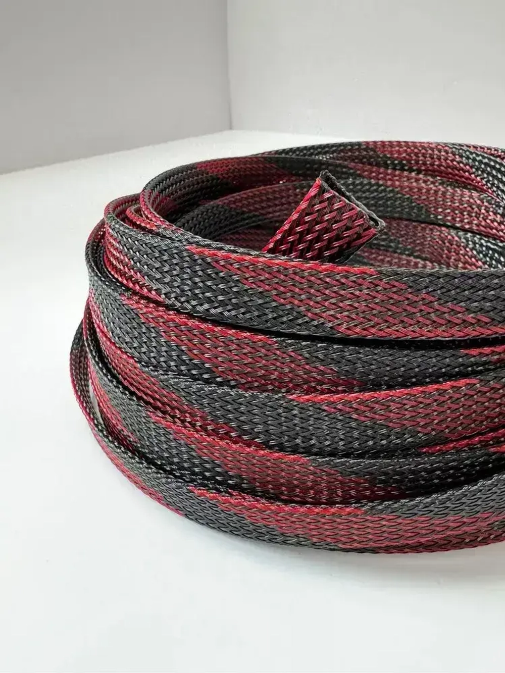 Оплетка кабельная из полиэстера змеиная кожа 10, 8-20мм, черно-красная, 10м