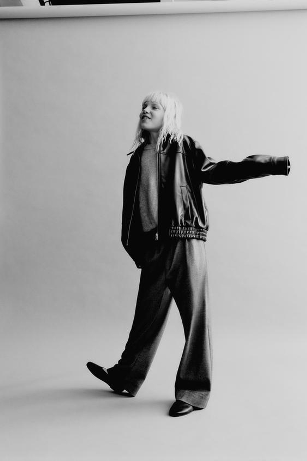 ZARA БРЮКИ ИЗ ТКАНИ В ЕЛОЧКУ СО СБОРКОЙ НА ПОЯСЕ, КОРИЧНЕВЫЙ