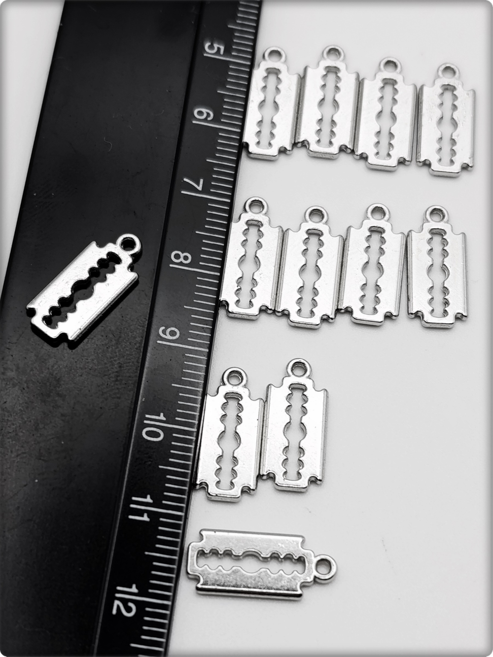 Подвески для рукоделия "Лезвия серебристые".