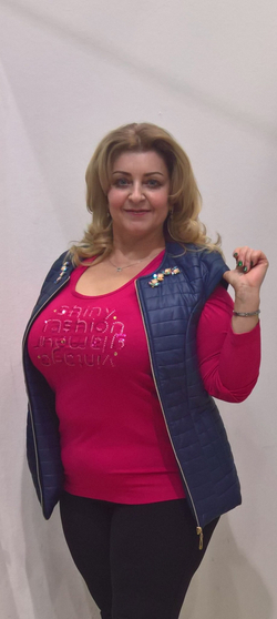 Яркий трикотажный блузон со стразовыми пайетками