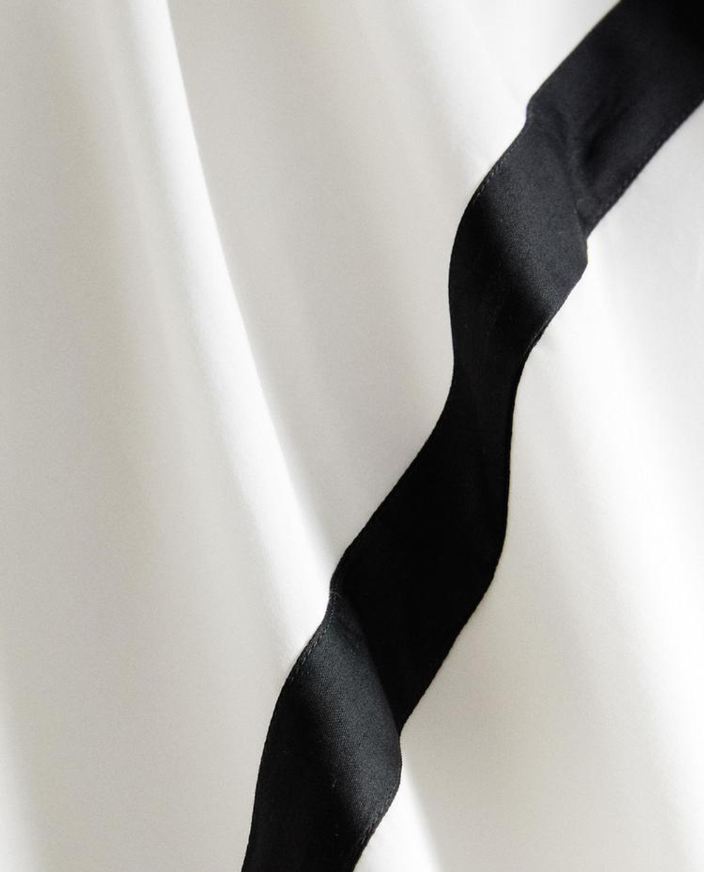 ZARA HOME САТИНОВЫЙ ПОДОДЕЯЛЬНИК С КАЙМОЙ, ЧЕРНЫЙ