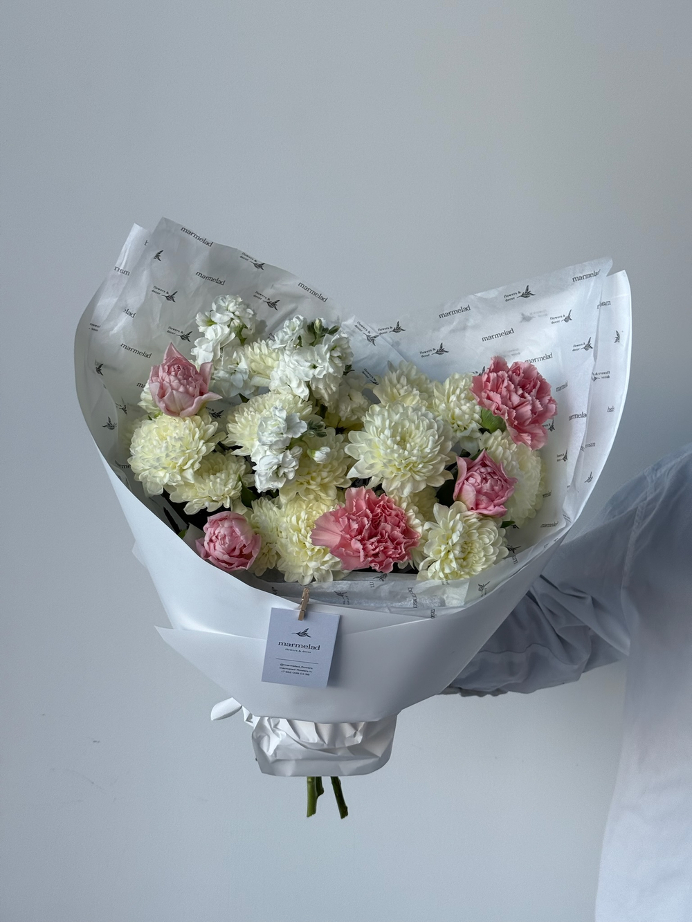 Букет из маттиолы, хризантемы, диантусы и тюльпанов