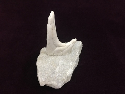 Белые медведи на льдине, фигурка из кости