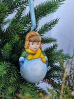 Мальчик со снежком ёлочная игрушка из фарфора