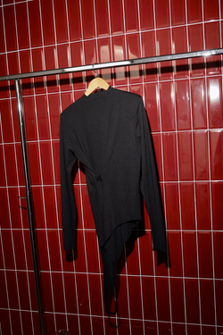 Лонгслив с бельевой деталью черный