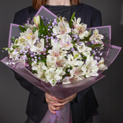 Букет Белых Альстромерии с сиреневой гипсофилой