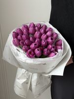 Букет из 35 фиолетовых тюльпанов