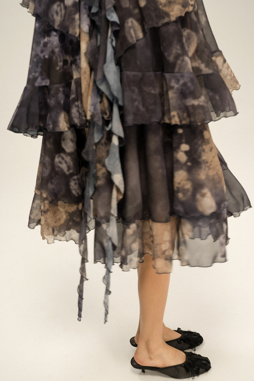 Платье с рюшами в акцентной ткани