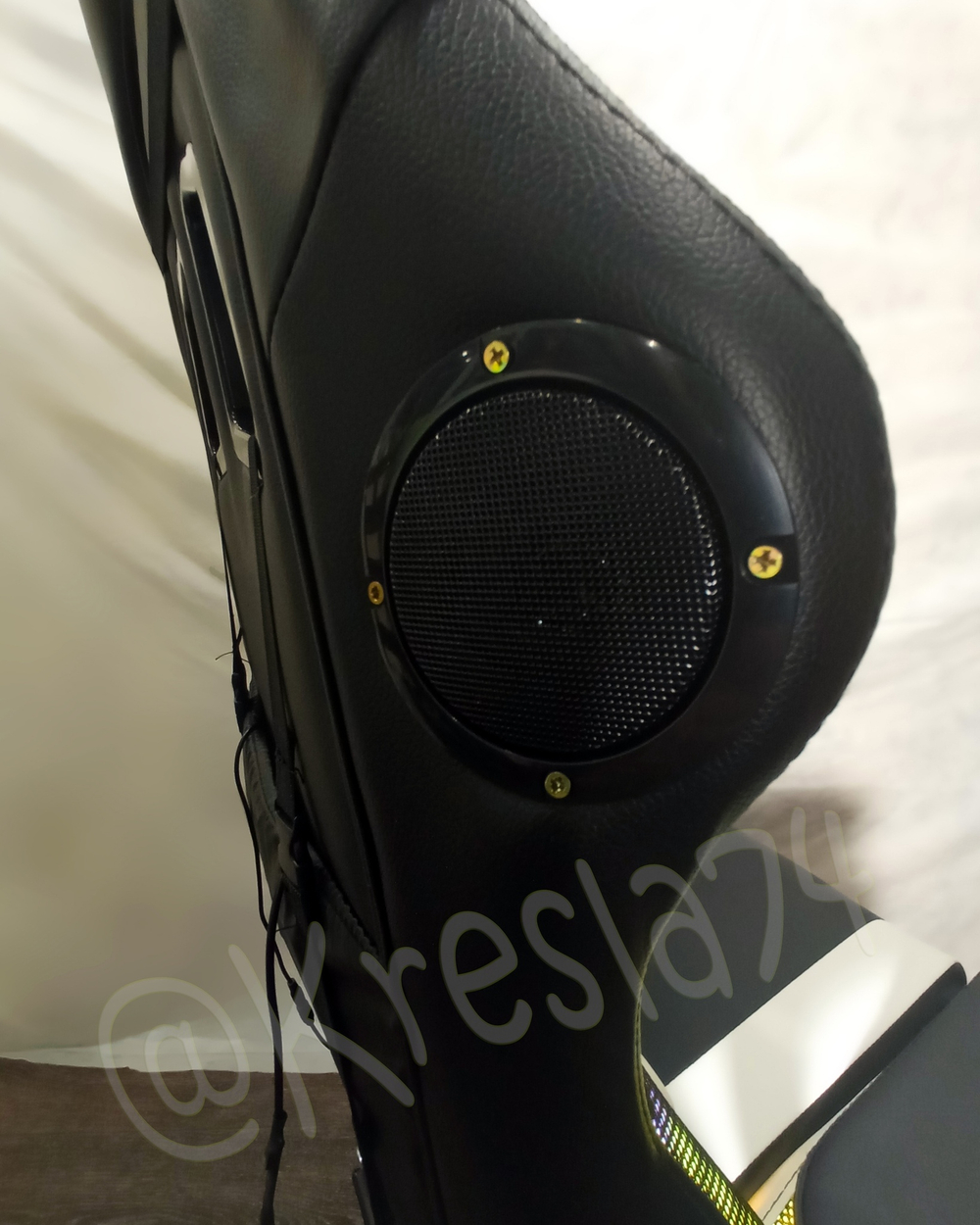 Геймерское кресло с RGB подсветкой и динамиками черно-белое