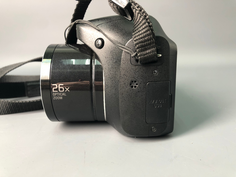 Sony Cyber-shot DSC-H200, отходит крышка батарейного отсека
