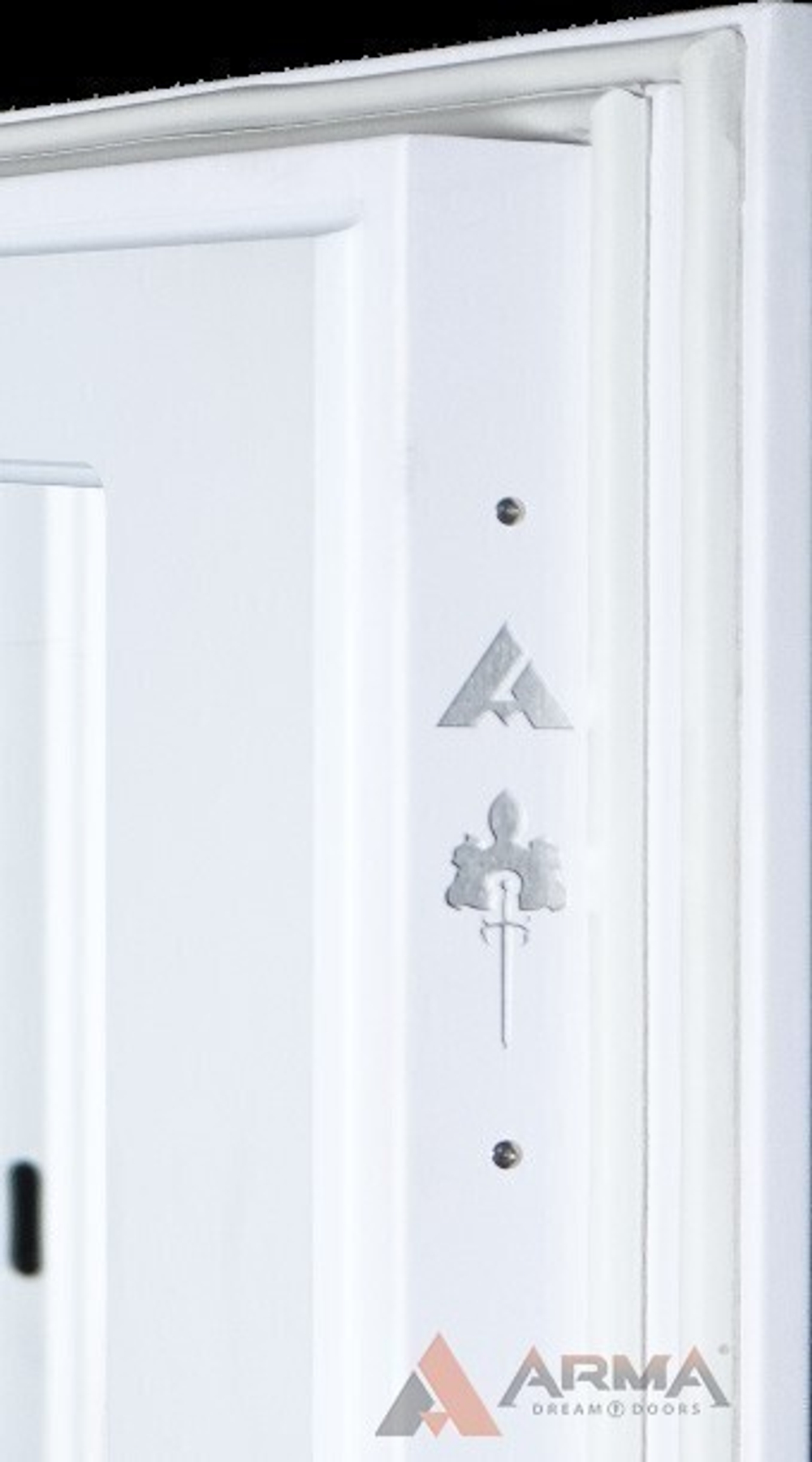 Входная белая металлическая дверь  Нео Вайт 20 Акация поперечная, молдинги хром (фурнитура ХРОМ блестящий)