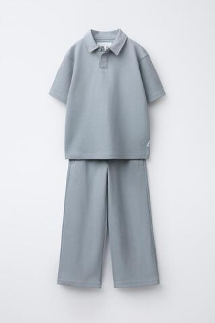 ZARA КОМПЛЕКТ ИЗ ФУТБОЛКИ И БРЮК, ЖЕМЧУЖНО-СЕРЫЙ