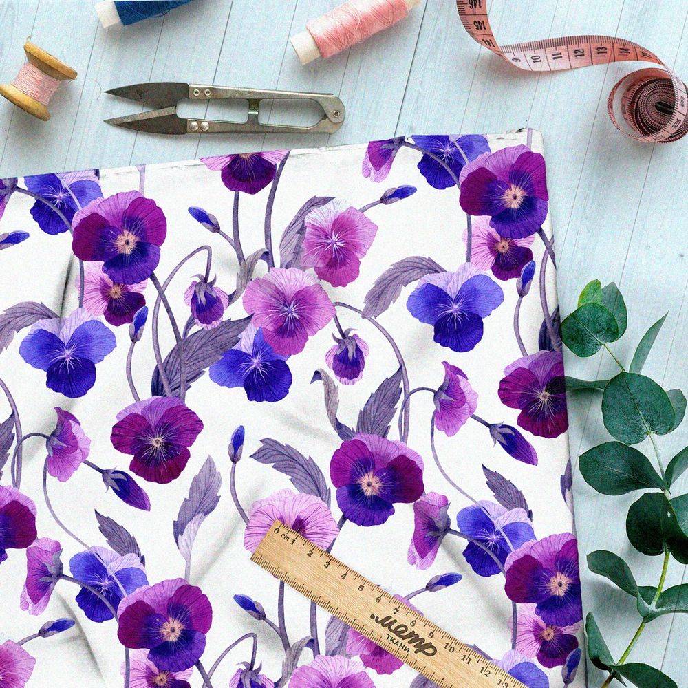 Ткань атлас насыщенные фиолетовые анютины глазки на белом фоне