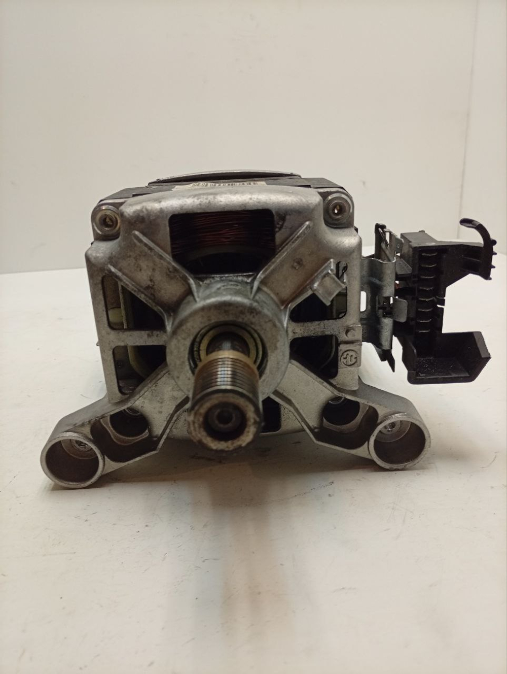 EWT1221 кт12 Двигатель для стиральной машины Electrolux 12494610 8 контактов б/у