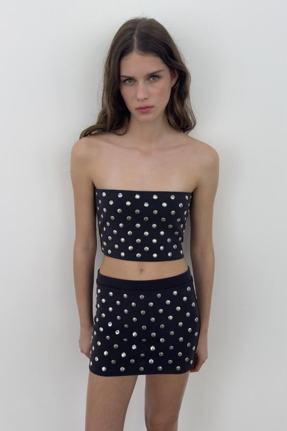 ZARA МИНИ-ЮБКА С ЗАКЛЕПКАМИ, СЕРЫЙ