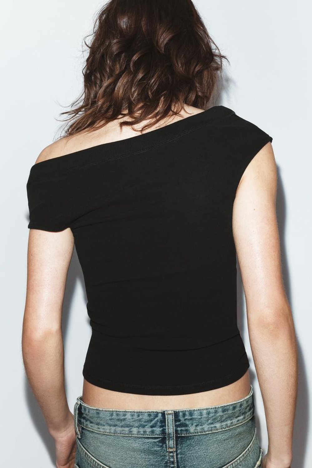 ZARA ФУТБОЛКА С ВЫРЕЗОМ ЛОДОЧКОЙ, ЧЕРНЫЙ