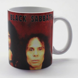 Кружка Black Sabbath группы на красном фоне