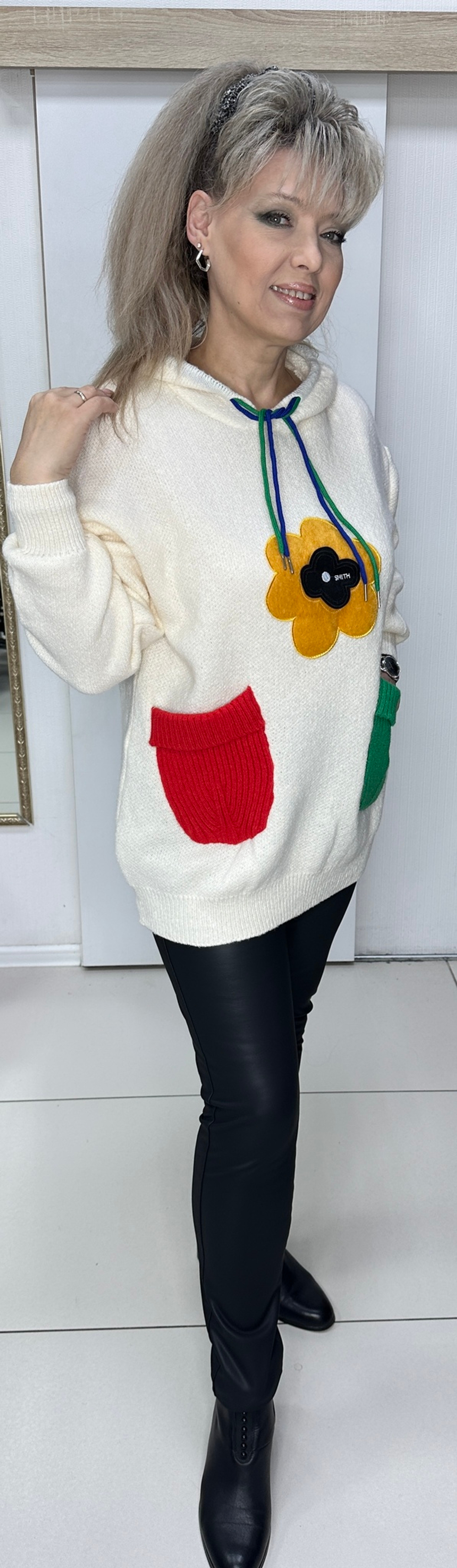 Светлый джемпер-худи с ярким принтом