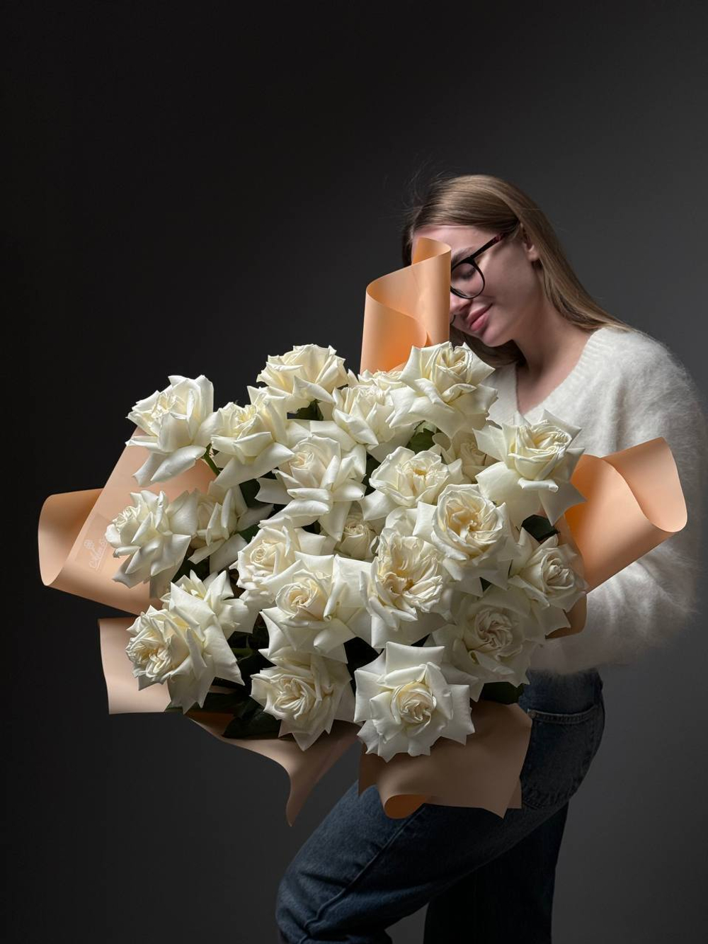 35 белых французских роз в упаковке