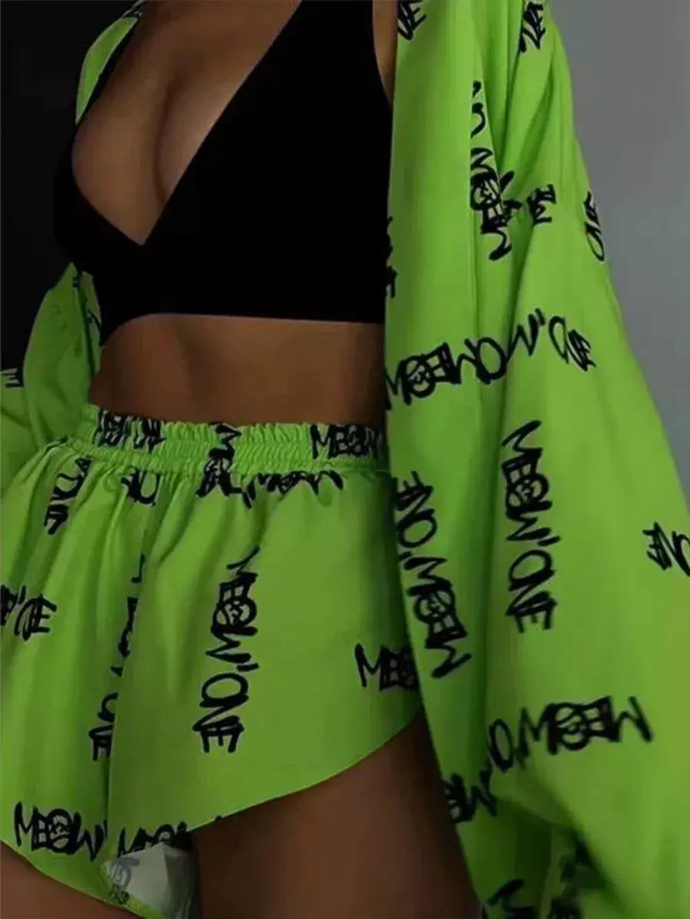 Костюм в пижамном стиле с шортами