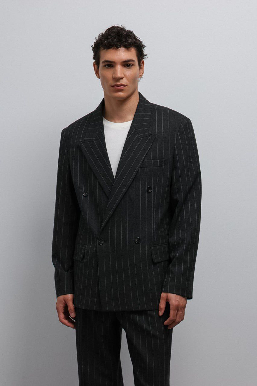 Серый двубортный костюм в крупную полоску