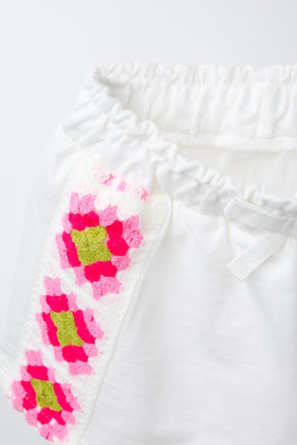 ZARA ШОРТЫ-БЕРМУДЫ С ЛАМПАСАМИ ИЗ КРУЖЕВА КРОШЕ, ЖЕЛТОВАТО-БЕЛЫЙ