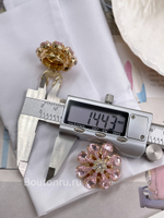 Накладка на пуговицу золотистая в форме цветка с розовыми и белыми стразами