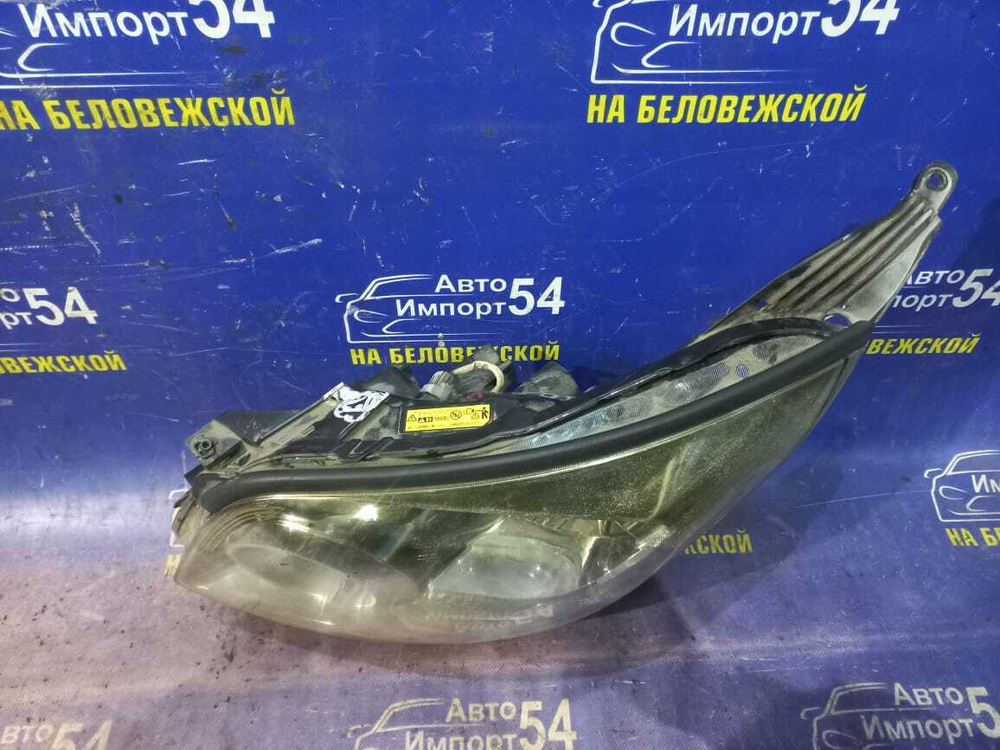 Фара передняя левая TOYOTA NOAH 2007-2010