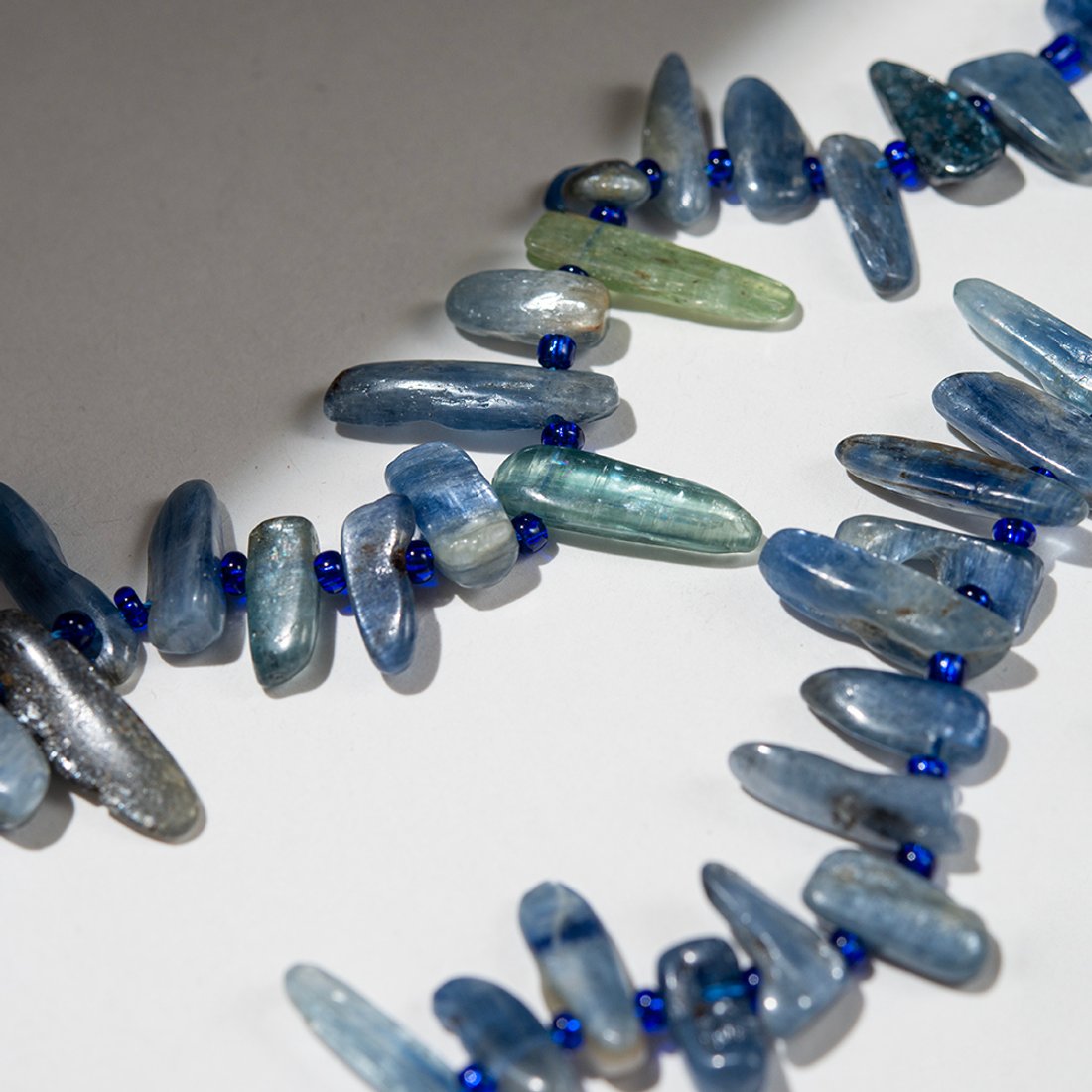 Кианит натуральный, перышки, 10-35мм