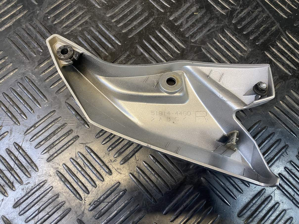 Пластик фары правый Suzuki GSR400 (GK7DA) 51814-44G0