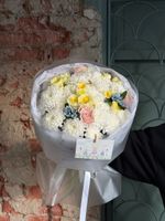 Букет из кустовых пионовидных роз, одноголовой розы, оксипеталума и хризантемы