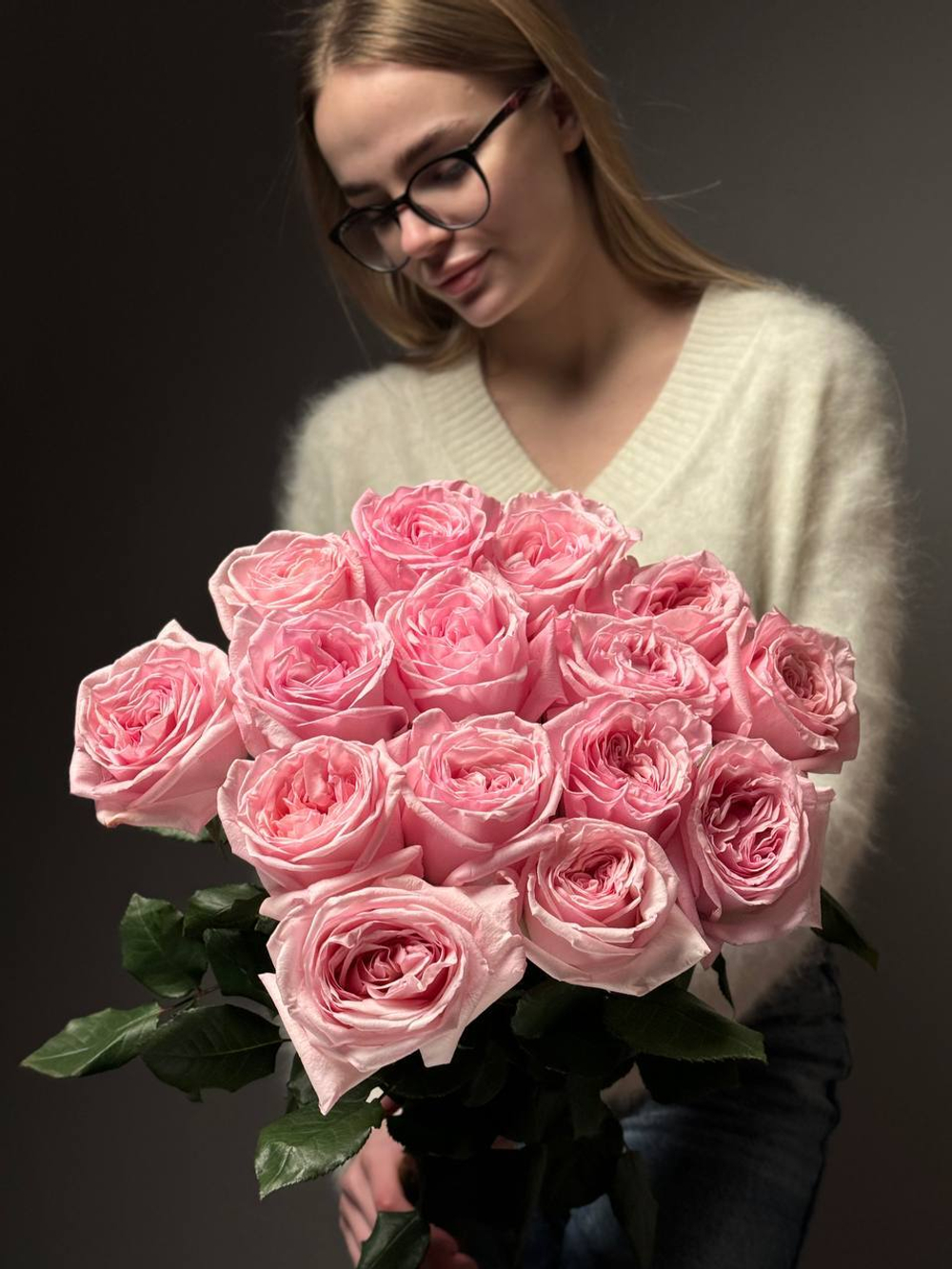 15 розовых пионовидных роз