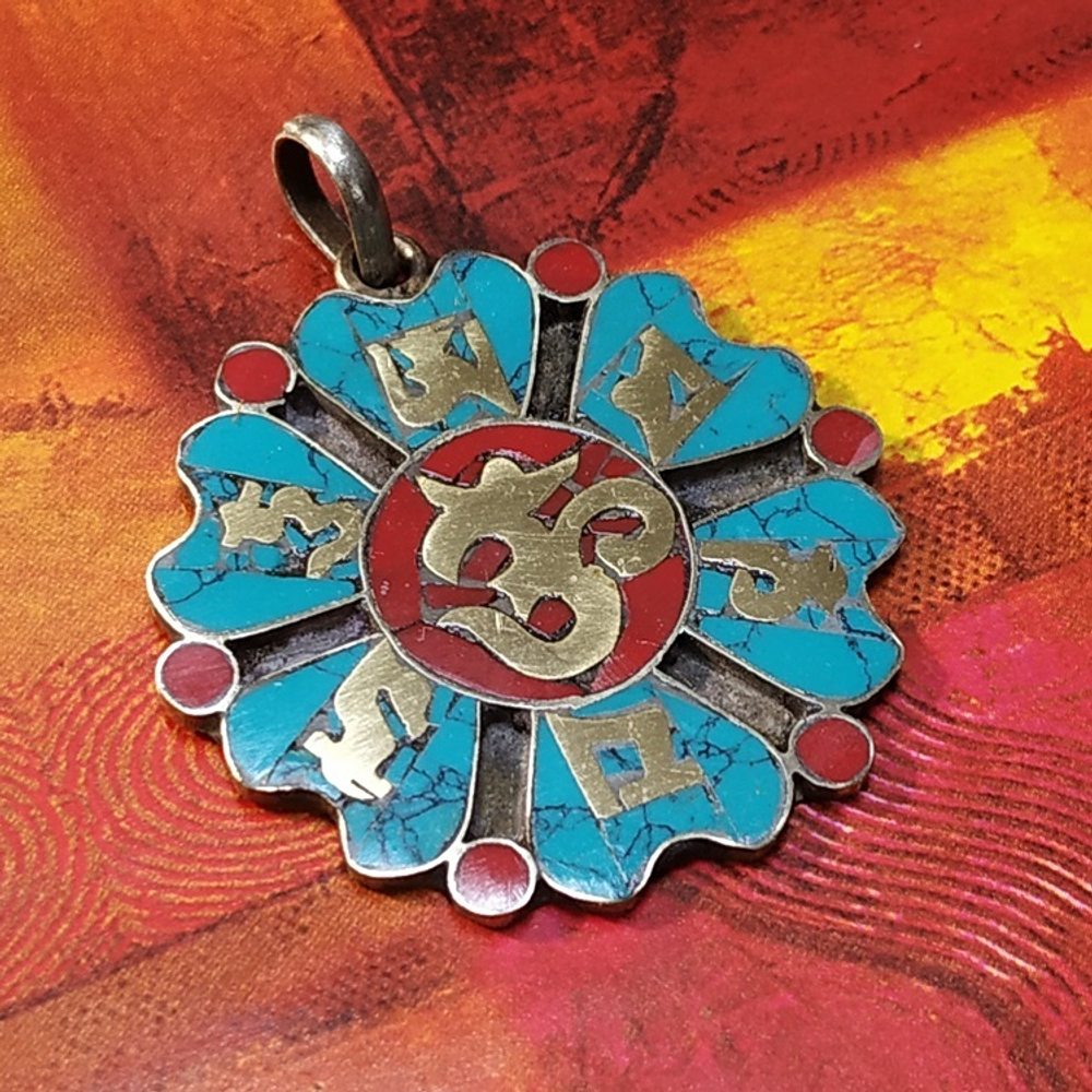 Амулет тибетский Ом в круге с мантрой Ом Мани Падме Хум в лепестках лотоса, натур.камень, мельхиор, цвет микс