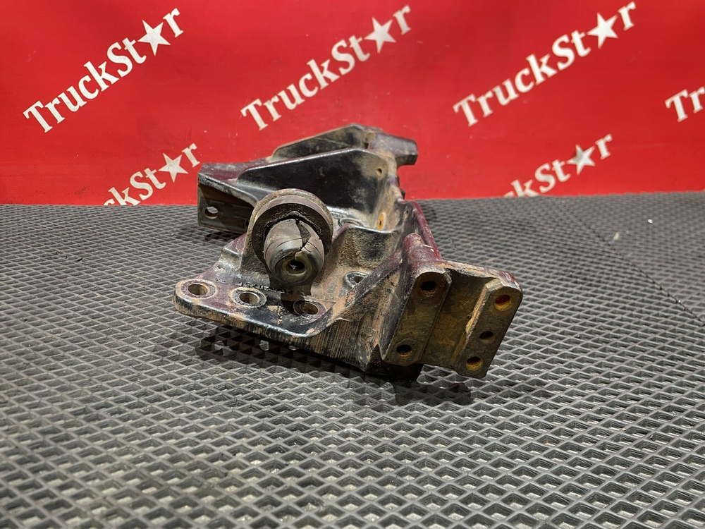 Кронштейн буксировочный левый