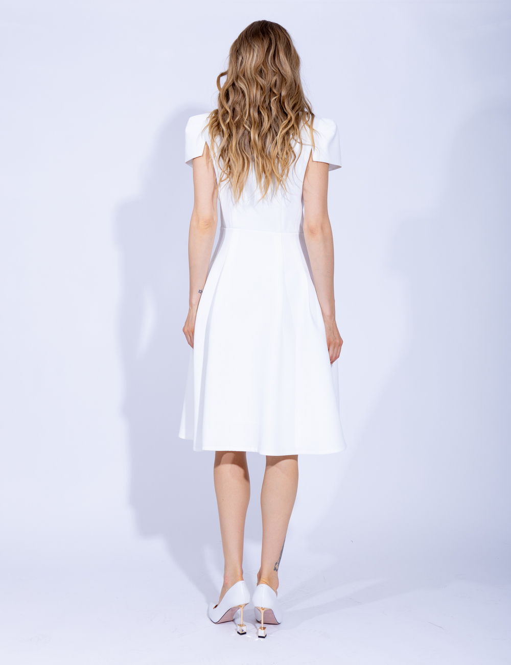 Женское белое платье миди с пуговицами