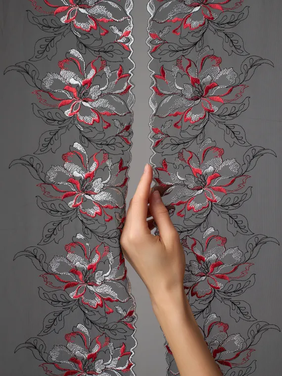 05-168 Вышивка на неэл. сетке 22 см, черный/серый/красный (левая)