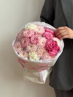 Букет из хризантемы, яркой кустовой пионовидной розы и диантусов