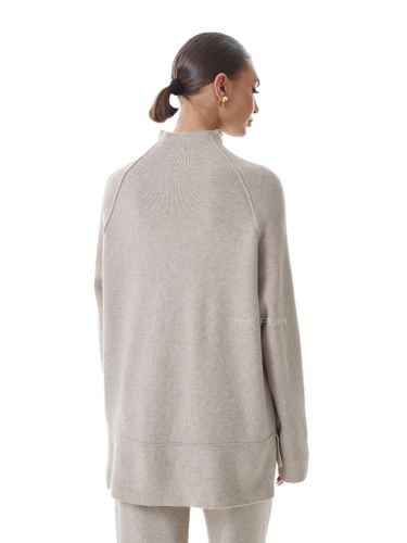 Бежевый трикотажный костюм с брюками