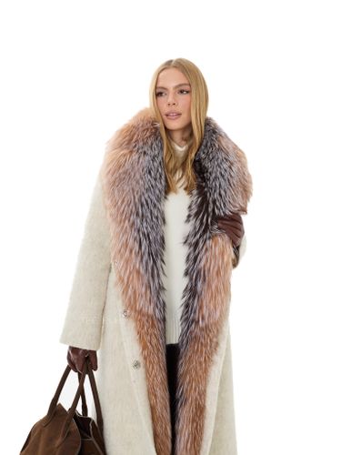 Утепленное молочное пальто с мехом лисы