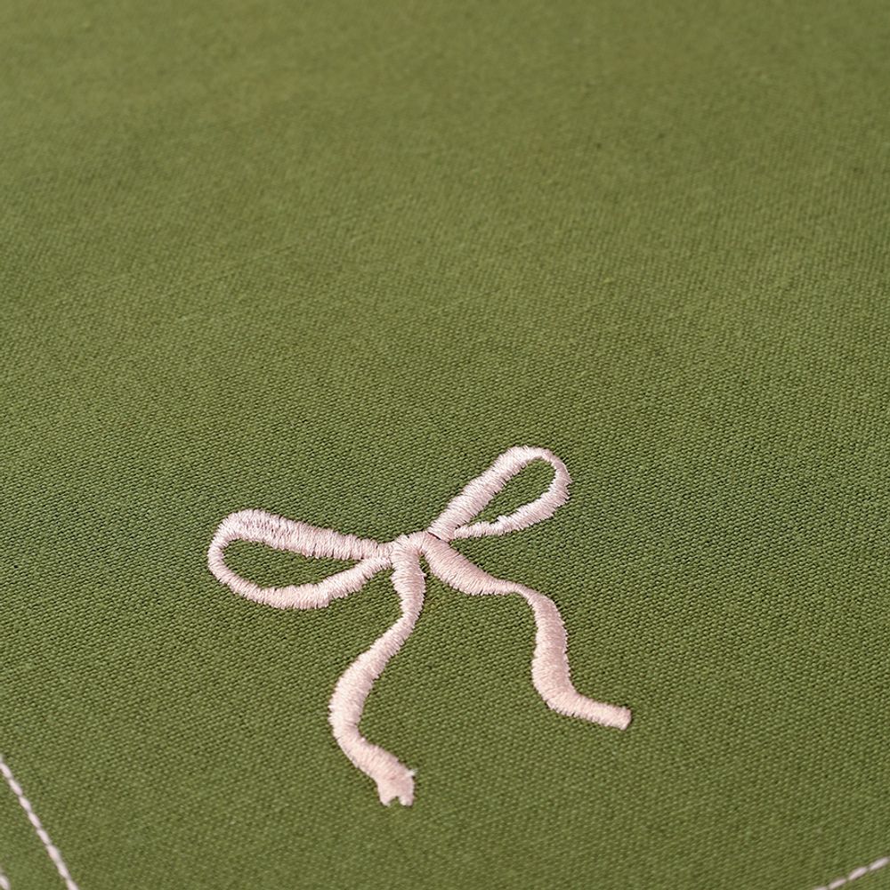 Дорожка на стол Fancy Bows оливкового цвета из коллекции Essential, 45x150 см