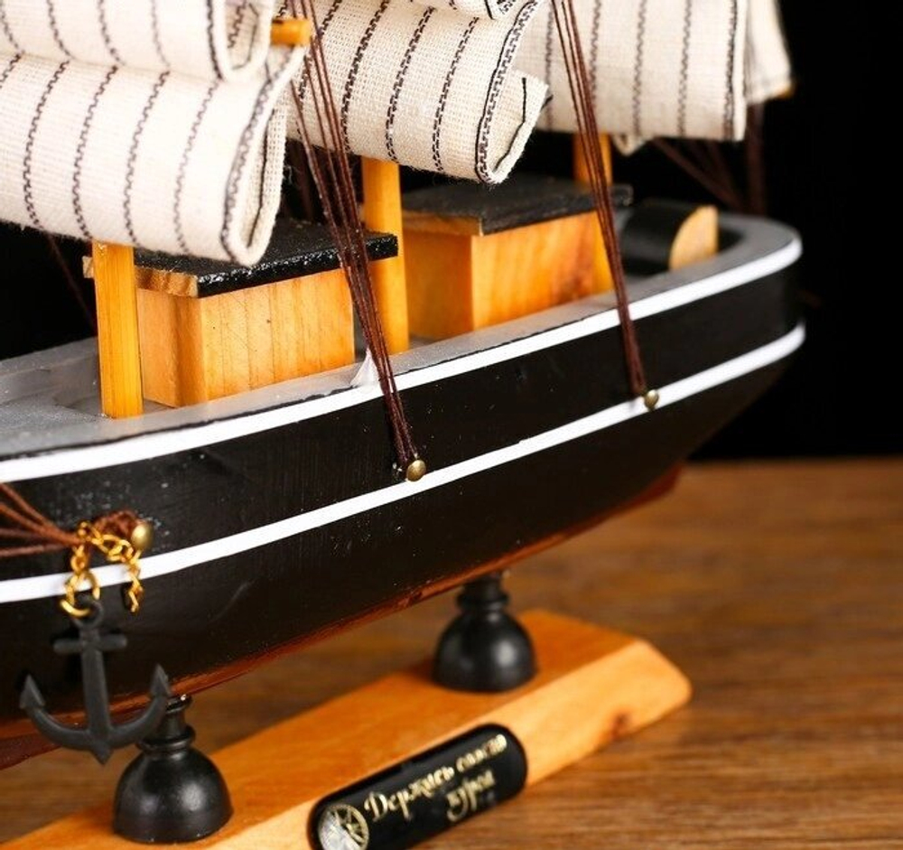 Корабль сувенирный малый «Ковда», борта чёрные с белыми полосами, паруса белые, 5,5*24*22 см