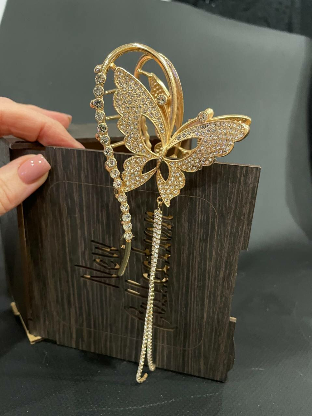 Заколка-краб. Бабочка петля со стразами. Усиленная. Цвет золото.