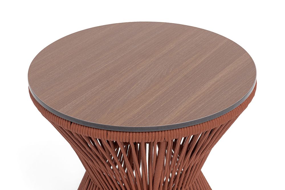 "Мадрид" журнальный стол из HPL круглый Ø50 H55, каркас из алюминия коричневый (RAL8016) муар, цвет "дуб", роуп красный (8372) круглый tex