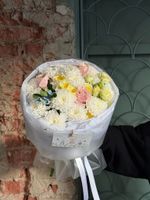 Букет из кустовых пионовидных роз, одноголовой розы, оксипеталума и хризантемы