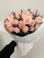 Авторский букет из пионовидных роз с лавандой в оформлении