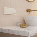 Рамка на 3 поста Favorit (молочный, стекло)